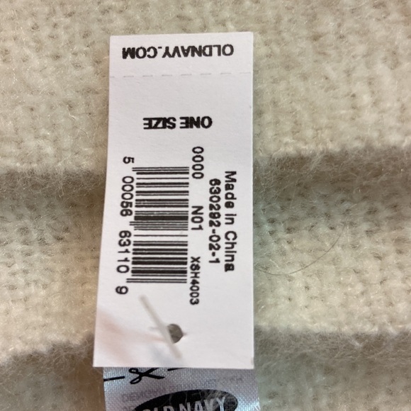 Old Navy Winter Polyester Scarf Wrap NWT - Picture 3 of 4
